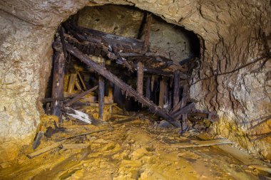 Underground ahşap Daralt kereste ile altın bakır cevheri madeni şaft tünel Galeri geçit terk