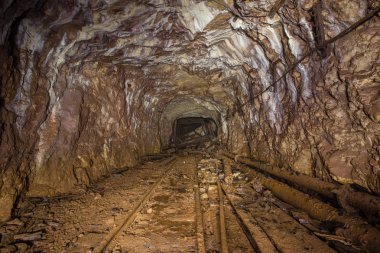Underground altın bakır cevheri maden şaftı tünel Galeri geçit raylar ile terk