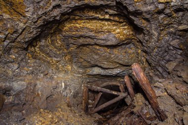 Underground ahşap Daralt kereste ile altın bakır cevheri madeni şaft tünel Galeri geçit terk