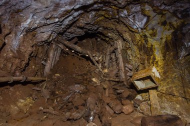 Underground ahşap Daralt kereste ile altın bakır cevheri madeni şaft tünel Galeri geçit terk