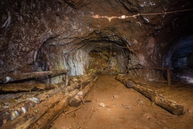 Underground altın bakır cevheri maden şaftı tünel Galeri geçit terk