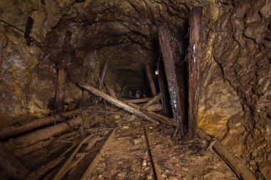 Underground ahşap Daralt kereste ile altın bakır cevheri madeni şaft tünel Galeri geçit terk