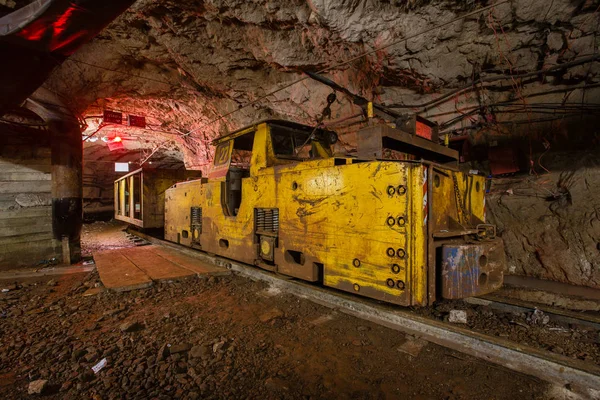 Yeraltı maden tünelinde elektrikli lokomotif