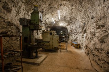 Bir yeraltı madeninde çilingir dükkanında sondaj ve çevirme makineleri.