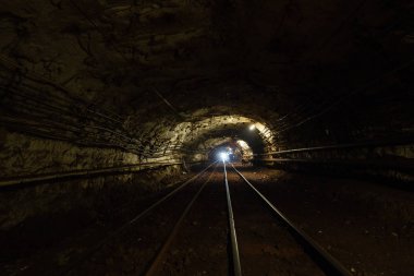 Underground altın demir cevheri madeni şaft tünel Galeri geçişiyle demiryolu terk