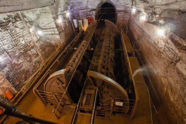 Yeraltı altın cevheri maden vagonu deviren