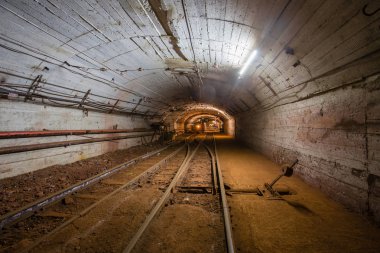 Underground altın demir cevheri madeni şaft tünel Galeri geçişiyle demiryolu terk