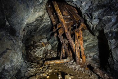 Underground altın demir cevheri madeni şaft tünel Galeri geçişiyle ahşap rustik terk