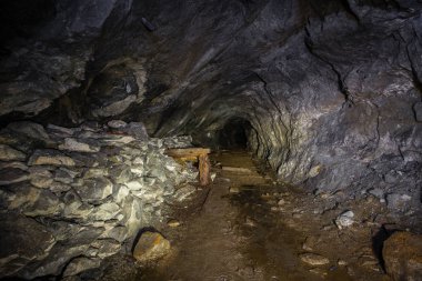 Yer altında terk edilmiş altın madeni maden kuyusu tüneli geçidi