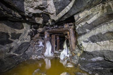 Underground altın demir cevheri madeni şaft tünel Galeri geçişi ahşap rustik ve buz ile terk