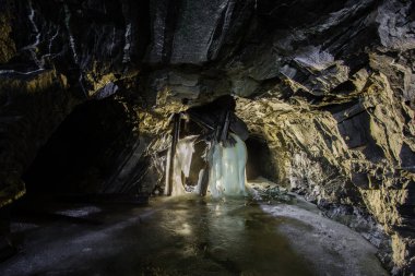 Underground altın demir cevheri madeni şaft tünel Galeri geçişi ahşap rustik ve buz ile terk