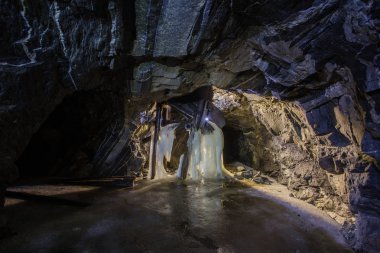Underground altın demir cevheri madeni şaft tünel Galeri geçişi ahşap rustik ve buz ile terk