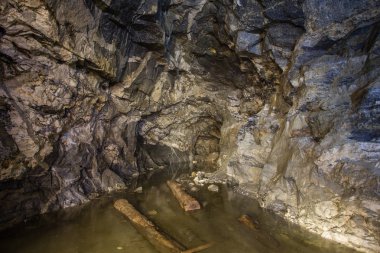 Underground altın demir cevheri madeni şaft tünel Galeri geçit su ile terk