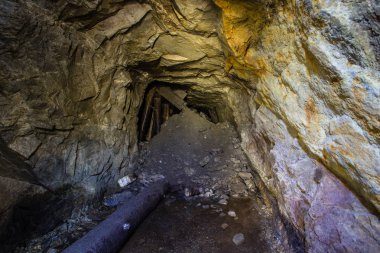 Underground altın demir cevheri madeni şaft tünel Galeri geçit çökmüş terk