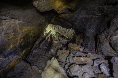 Underground altın demir cevheri madeni şaft tünel Galeri geçişiyle ahşap rustik terk