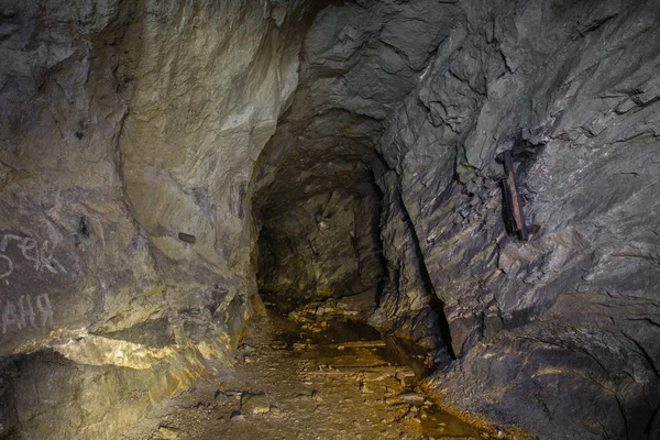 Yer altında terk edilmiş altın madeni maden kuyusu tüneli geçidi