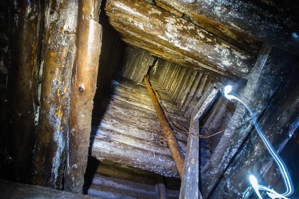 地下废弃的金铁矿矿井隧道通道与木制木结构 — 图库照片
