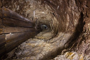 Underground altın demir cevheri madeni şaft tünel Galeri geçişiyle ahşap rustik terk