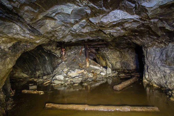 Underground Opuszczony Zwinięte Złoto Żelaza Rudy Kopalnia Wał Tunelu Pasażu — Zdjęcie stockowe