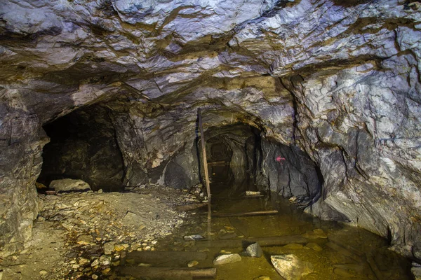 Yer Altında Terk Edilmiş Altın Madeni Maden Kuyusu Tüneli Geçidi — Stok fotoğraf