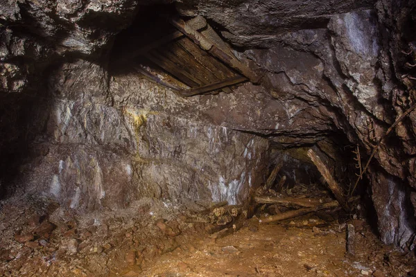 Underground altın demir cevheri madeni şaft tünel Galeri geçişiyle ahşap rustik terk