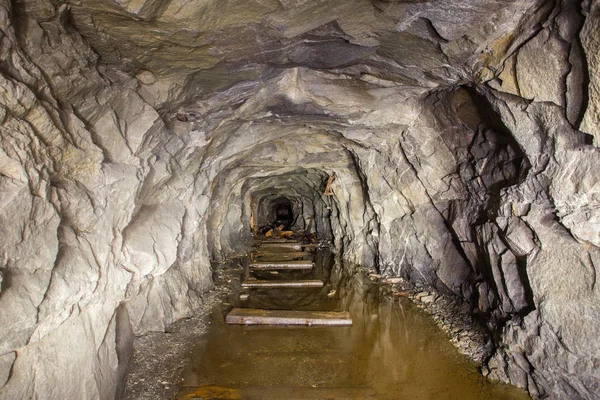 Подземный Золотой Шахтный Тоннель Дрейфует Льдом — стоковое фото