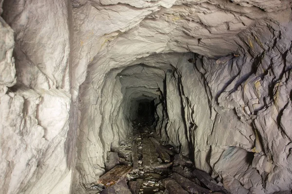 古い金鉱山地下トンネル — ストック写真