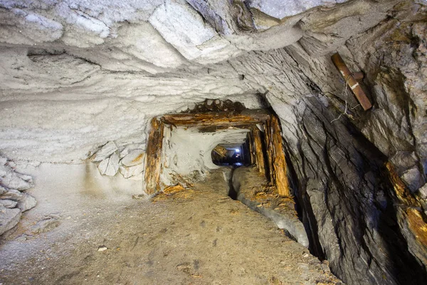 Подземный Золотой Шахтный Тоннель Дрейфует Льдом Снегом — стоковое фото