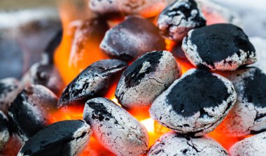 Düzenlenmiş kömürler (seçici odak) Barbekü için hazır