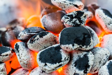 Düzenlenmiş kömürler (seçici odak) Barbekü için hazır
