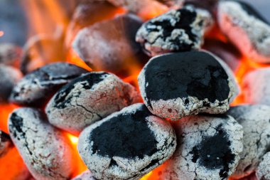 Düzenlenmiş kömürler (seçici odak) Barbekü için hazır