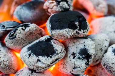 Düzenlenmiş kömürler (seçici odak) Barbekü için hazır