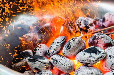 Düzenlenmiş kömürler (seçici odak) Barbekü için hazır