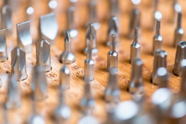 BITS (seçici odak) ahşap arka plan ile bir durumda araçlarıyla