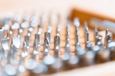 BITS (seçici odak) ahşap arka plan ile bir durumda araçlarıyla