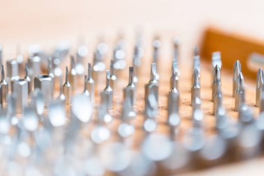 BITS (seçici odak) ahşap arka plan ile bir durumda araçlarıyla