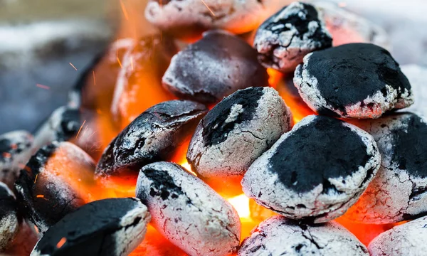 Düzenlenmiş kömürler (seçici odak) Barbekü için hazır