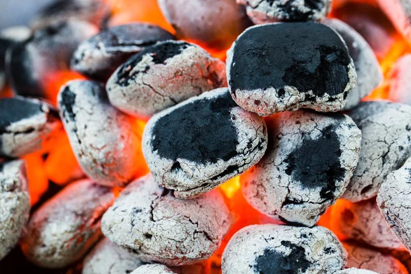 Düzenlenmiş kömürler (seçici odak) Barbekü için hazır