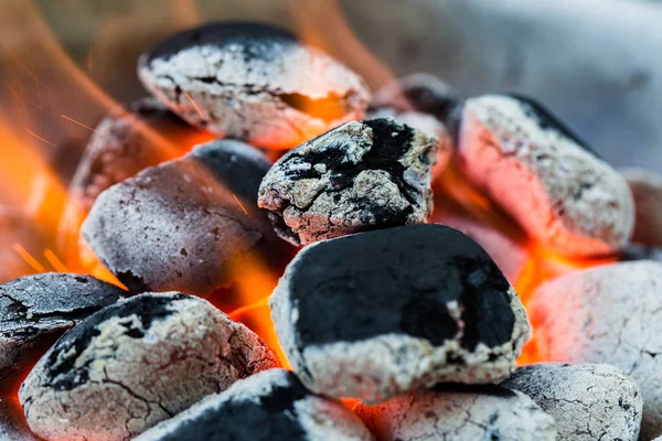 Düzenlenmiş kömürler (seçici odak) Barbekü için hazır