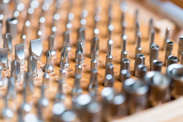 BITS (seçici odak) ahşap arka plan ile bir durumda araçlarıyla