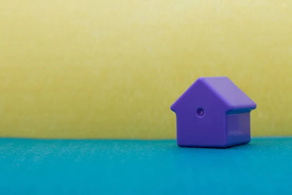 Kleine Lila Kunststof Huis Het Veld Blauwe Gele Vilt Bachground — Stockfoto