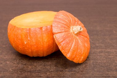 ahşap kahverengi masada kesilmiş turuncu kabak