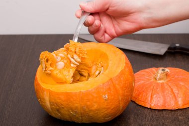 kaşıkla woomen el arka planda seends demir bıçak ile thu kabak fırça çeker