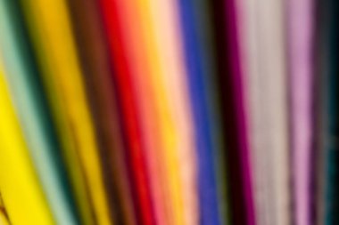 bulanık dikey parlak renk şeritler keçe yaprak seçici odak arka plan yığını