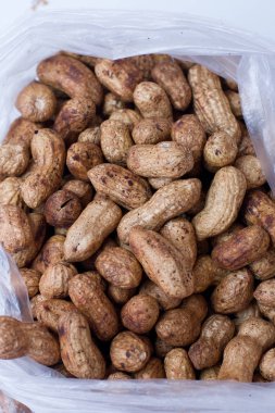 plastik bir torba içinde kabuk fıstık kirli taze fındık