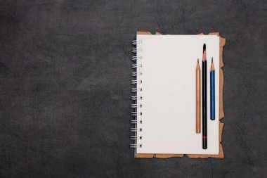 siyah arka plan kopyalama alanı üzerinde üç kalem ile bahar defter