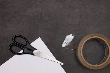 siyah tablo backgruond kopya alanı üzerinde scrissors viski ve beyaz açık kağıt