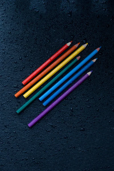 Crayons Couleur Rainboe Sur Fond Noir Mouillé Gouttes Eau Symbole — Photo