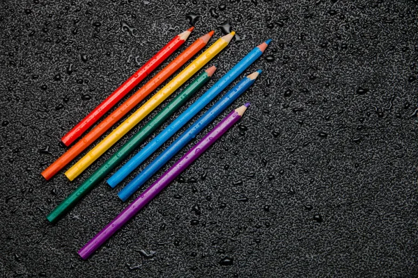 Crayons Couleur Rainboe Sur Fond Noir Mouillé Gouttes Eau Symbole — Photo