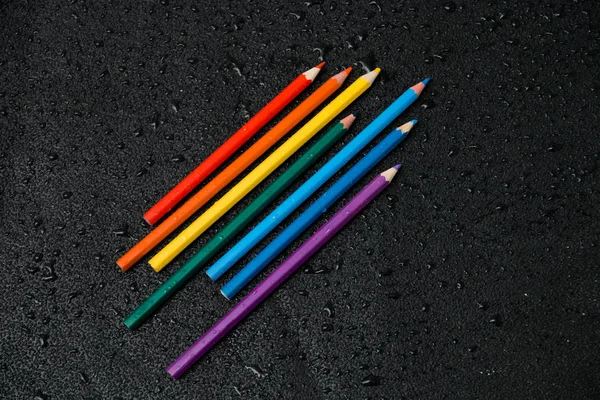 Crayons Couleur Rainboe Sur Fond Noir Mouillé Gouttes Eau Symbole — Photo